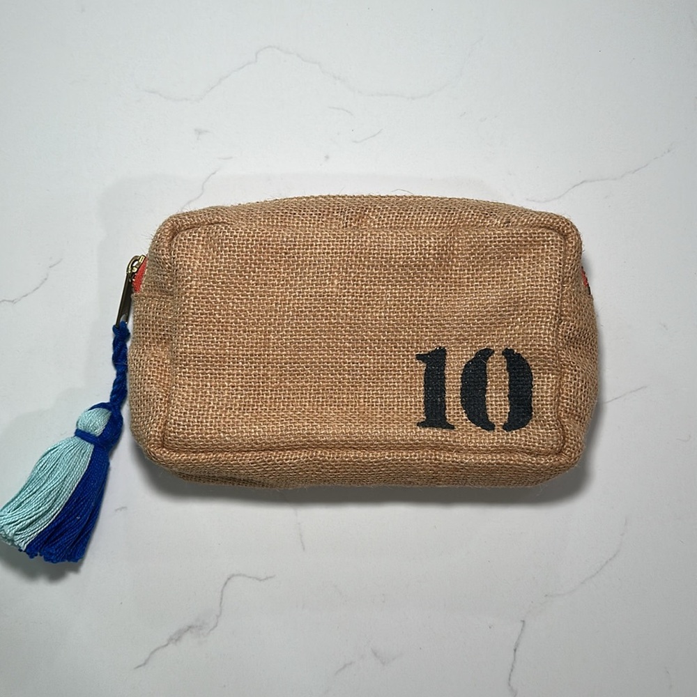 Feed Burlap Cosmetic Bag. Excellent Condition. Zip Closure with Tassel. - Picture 2 of 5